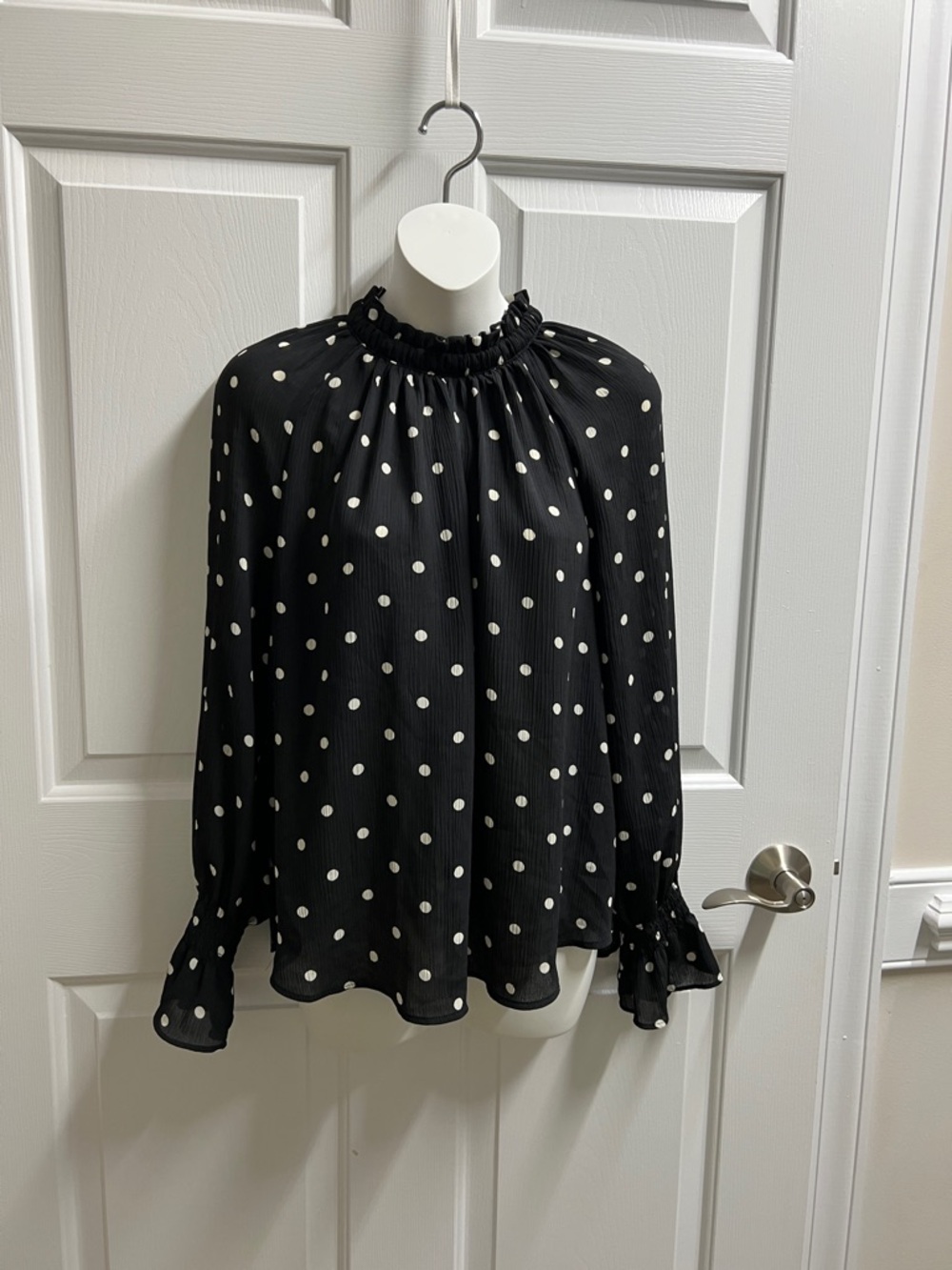 LOFT Black White Polka Dot Ruffle Neck Blouse size medium M 4186